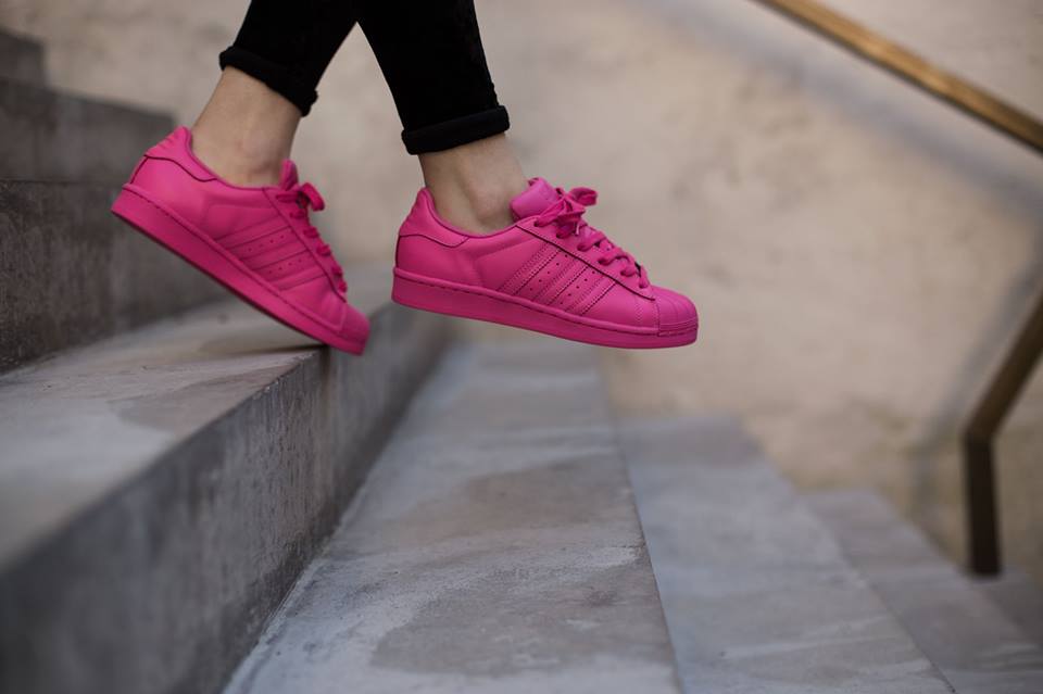 Superstar xlg pink. Adidas Superstar Supercolor. Adidas Superstar Pink. Adidas Pharrell Williams розовые. Адидас суперстар Суперколор.