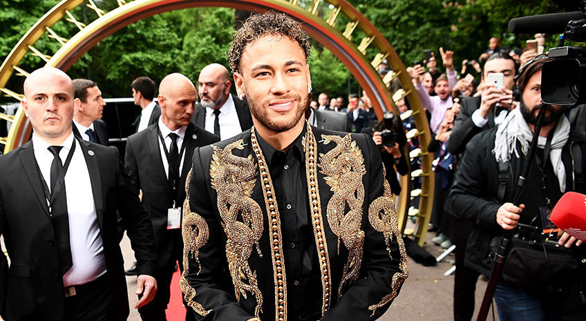 SPOTTED: Neymar Jr. Receives Award in Balmain