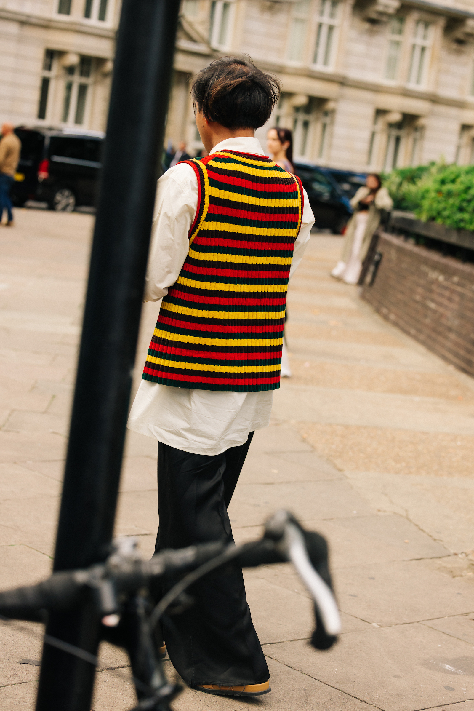 LONDON, UK- SEPTEMBER 13 2019: People on the street during the London  Fashion Week. Short-haired man in a red shirt and black jeans – Stock  Editorial Photo © elenarostunova #315924346