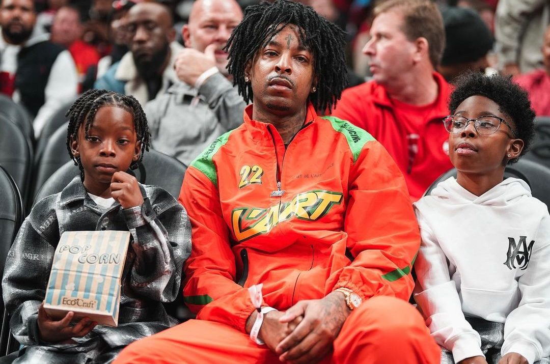 SPOTTED: 21 Savage Goes Courtside in Christmas Colours – PAUSE Online