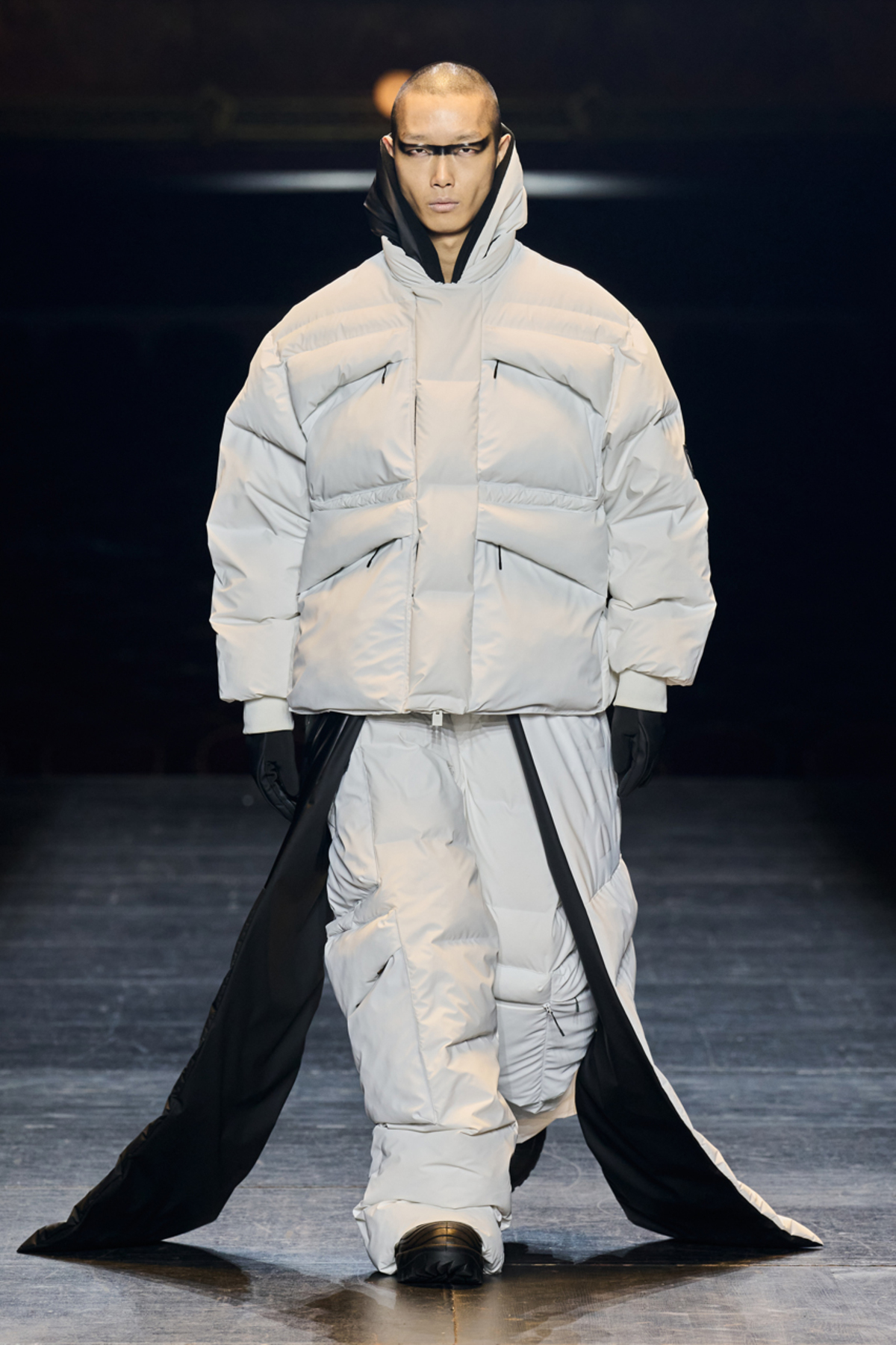 Rains show, Runway, Menswear, Fall Winter 2023, Paris Fashion Week, Runway  Look #01 – NOWFASHION