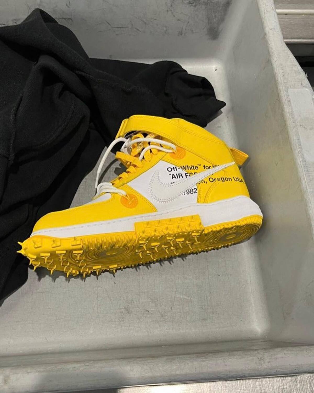 Early look at the Off-White x Nike Air Force 1 Mid 'Varsity Maize'.  Reportedly releasing August 2023, retailing for $205 dollars. Stay…