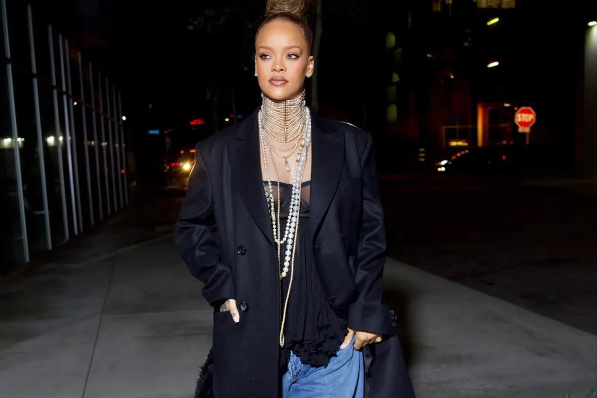 SPOTTED: Rihanna Creeps Over to Roc Nation In Junya Watanabe