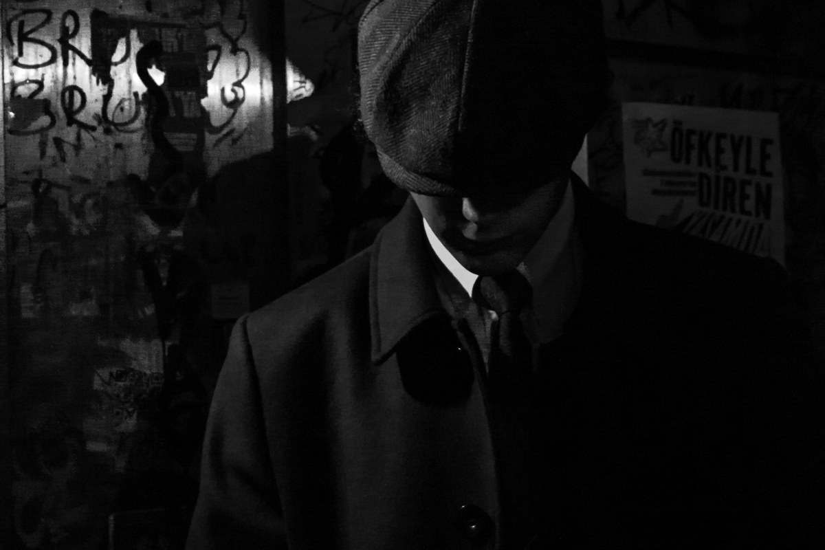 Peaky Blinders Outfit: Tweed Suit or Separate Pieces?